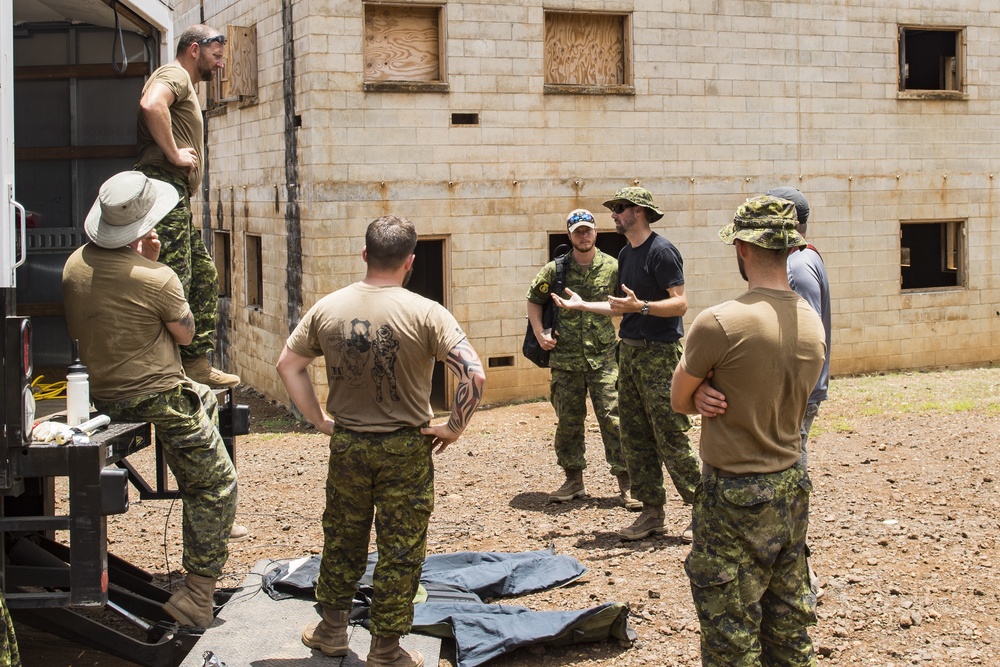 Canadian clearance divers participate in a simulated IED scenario during RIMPAC 2018