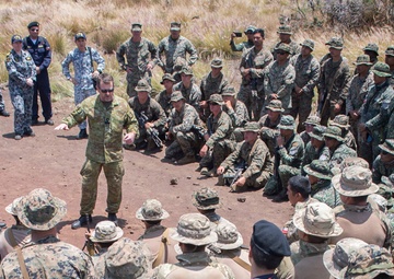 Leadership Tours RIMPAC, meets US, Chilean, Philippines, and ROK Marines
