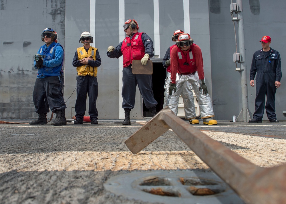 USS Lake Champlain trains in crash and salvage drill during RIMPAC 2018