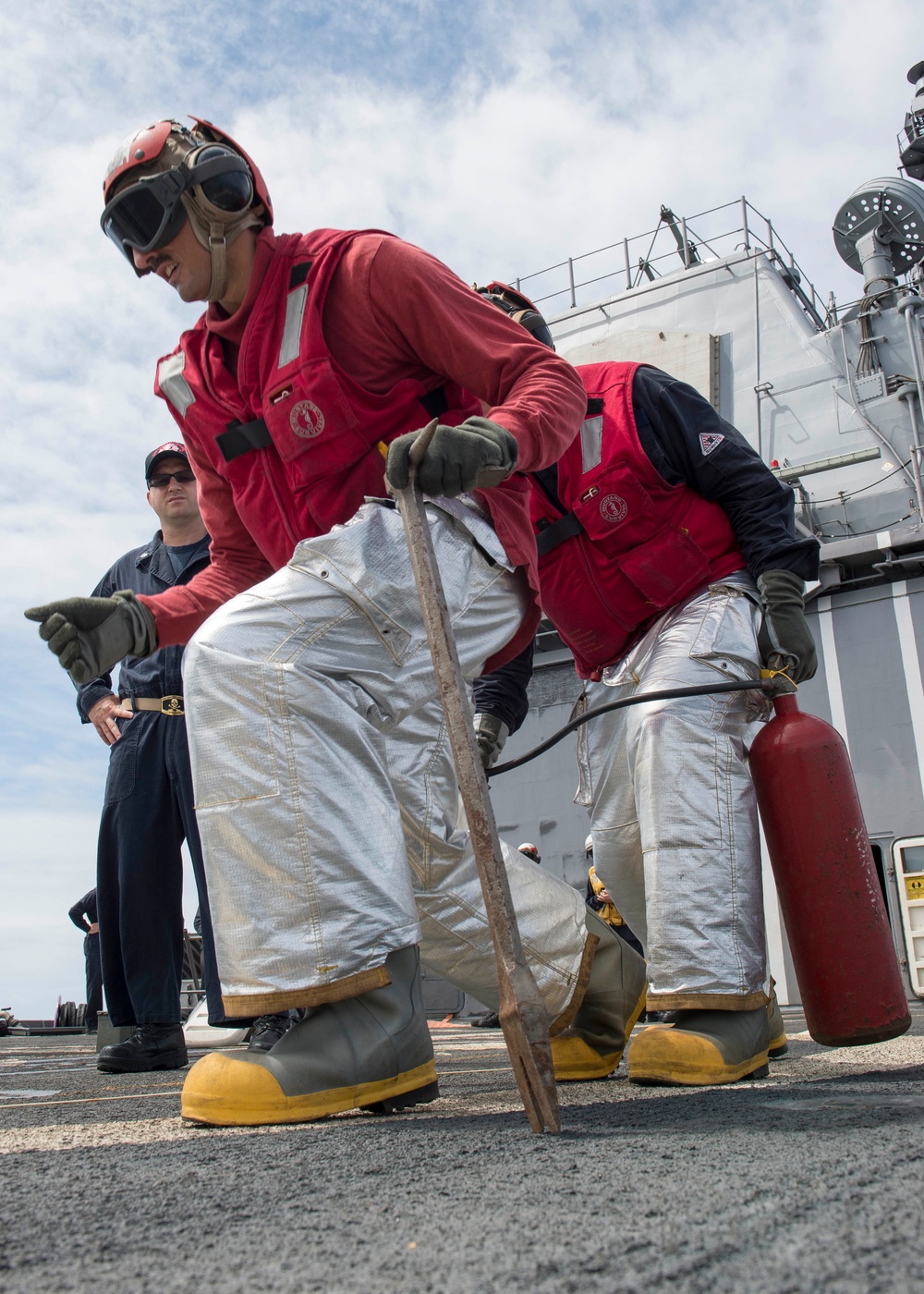 USS Lake Champlain trains in crash and salvage drill during RIMPAC 2018