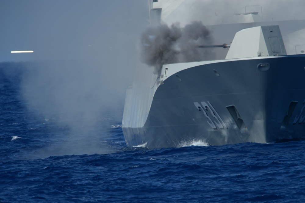 HMCS Vancouver participates in gunnery exercise with with KRI Martadinata during RIMPAC 2018