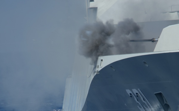 HMCS Vancouver participates in gunnery exercise with with KRI Martadinata during RIMPAC 2018
