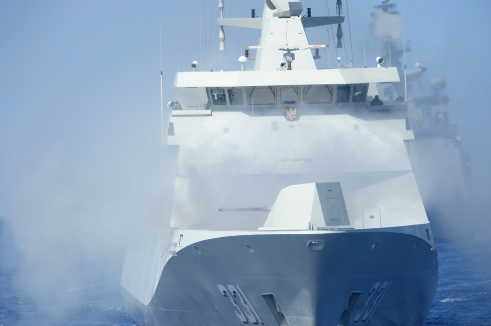 HMCS Vancouver participates in gunnery exercise with KRI Martadinata during RIMPAC 2018