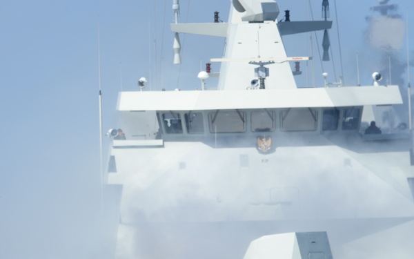 HMCS Vancouver participates in gunnery exercise with KRI Martadinata during RIMPAC 2018