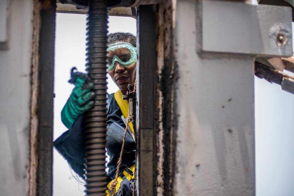 USS Jason Dunham (DDG 109) prepares for UNREP