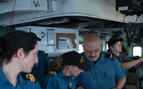 HMCS Vancouver conducts a replenishment-at-sea with USNS Carl Brashear during RIMPAC 2018