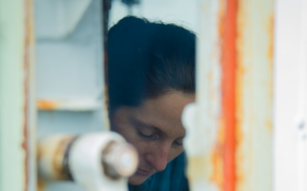 HMCS Vancouver conducts a replenishment-at-sea with USNS Carl Brashear during RIMPAC 2018