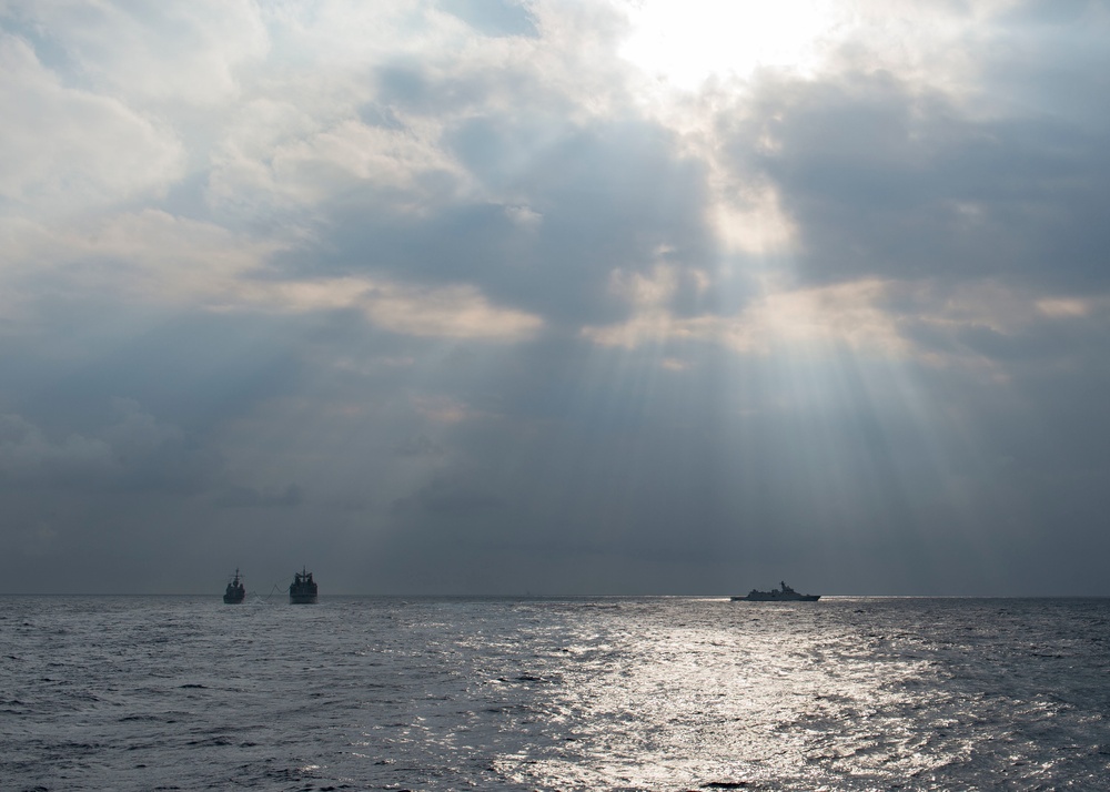 USS Lake Champlain (CG 57) Conducts Replenishment-at-Sea with HMAS Success (OR 304)