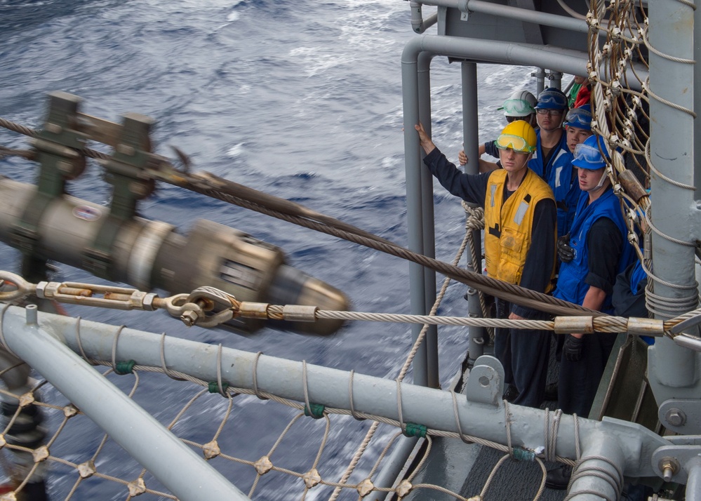 USS Lake Champlain (CG 57) Conducts Replenishment-at-Sea with HMAS Success (OR 304)