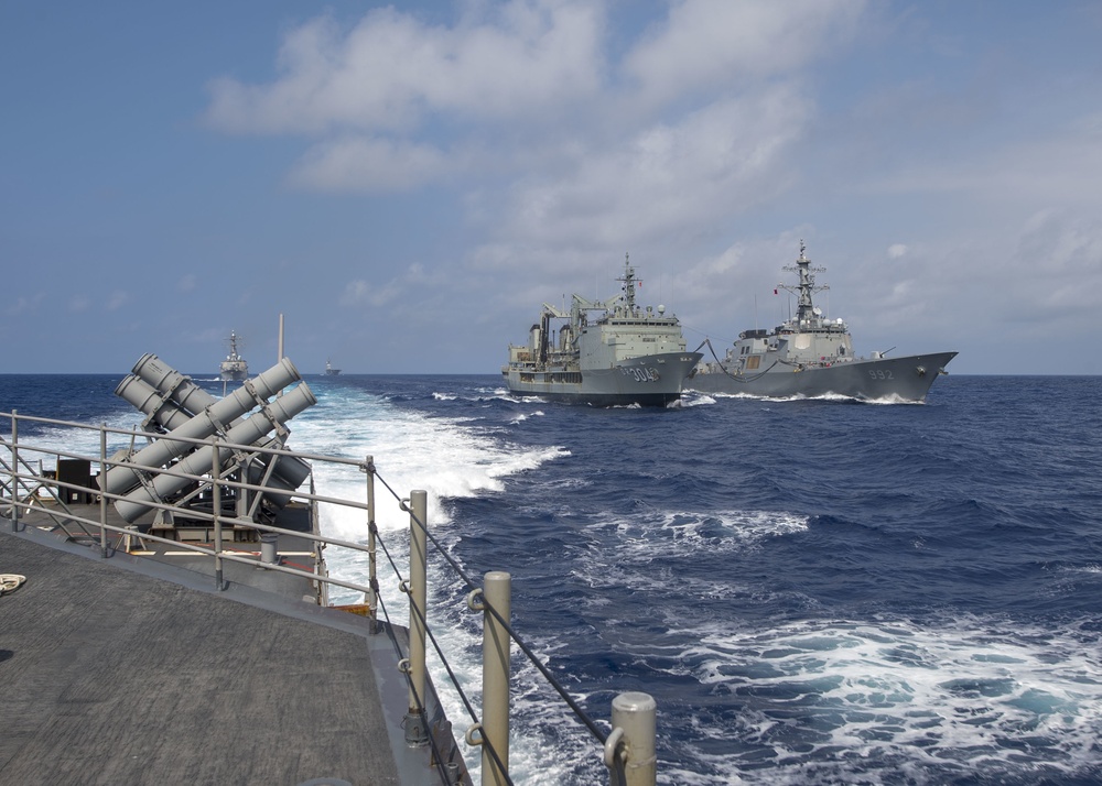 USS Lake Champlain (CG 57) Conducts Replenishment-at-Sea with HMAS Success (OR 304)