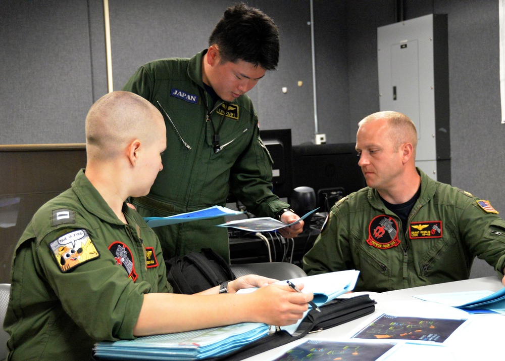 VP-46 Sailors work alongside Japanese sailors during RIMPAC