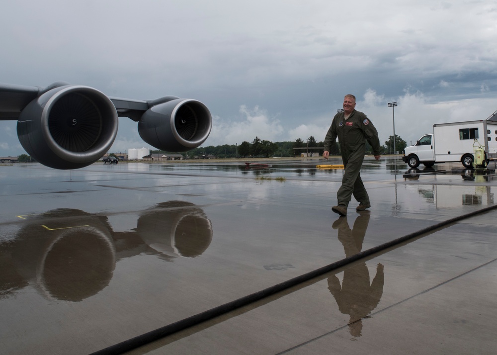 Boom Operator reaches 9,000 hours of flight