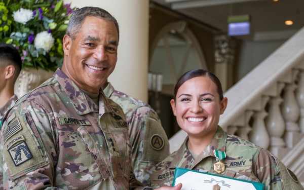 Lt Gen. Michael X. Garrett, U.S. Army Central Commanding General Presents Awards to his Protective Service Detail