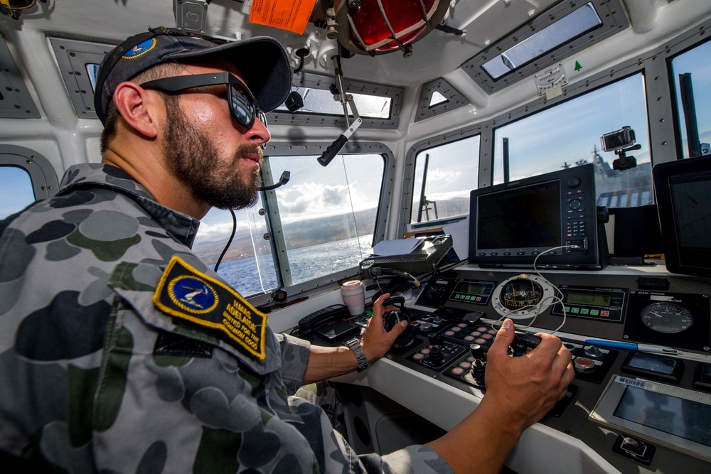 HMAS Adelaide (L01), U.S.M.C. Combat Assault Company Conduct Amphibious Assault Vehicle Operation Training During RIMPAC