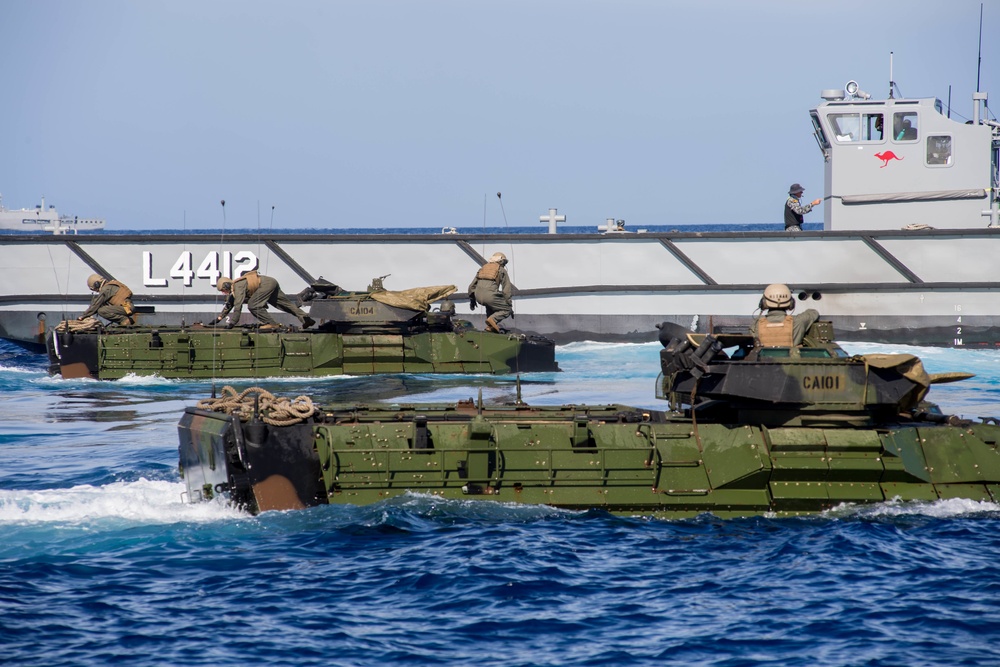 HMAS Adelaide (L01), U.S. Combat Assault Conduct Amphibious Training During RIMPAC