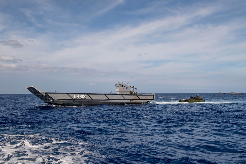 HMAS Adelaide (L01), U.S. Combat Assault Company Conduct Amphibious Training During RIMPAC