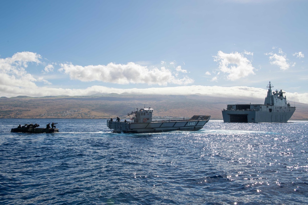 HMAS Adelaide (L01), U.S. Combat Assault Company Conduct Amphibious Training During RIMPAC