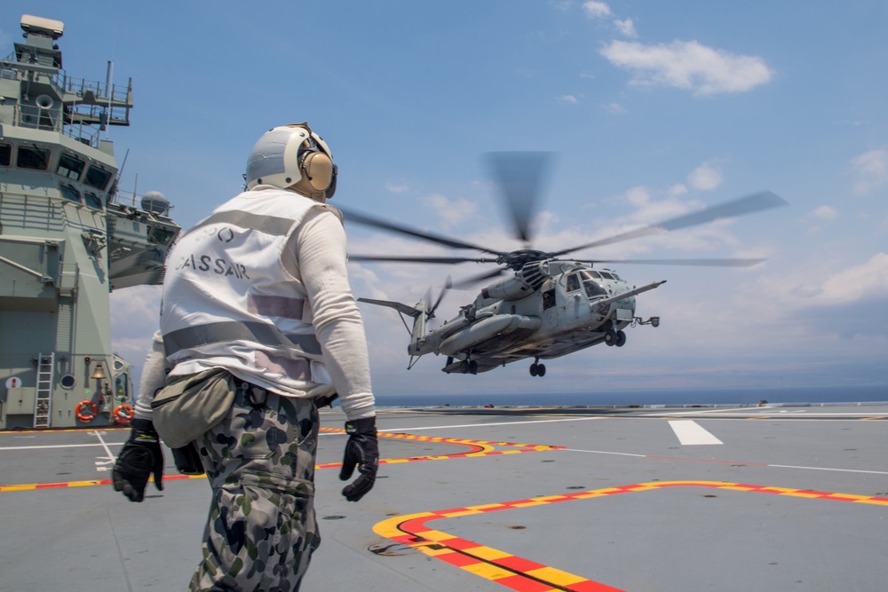 HMAS Adelaide (L01) Conducts Flight Operations With U.S. Marine Corps CH-53E Super Stallion During RIMPAC