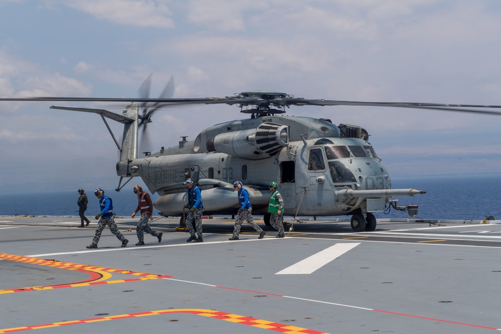 HMAS Adelaide (L01) Conducts Flight Operations With U.S. Marine Corps CH-53E Super Stallion During RIMPAC