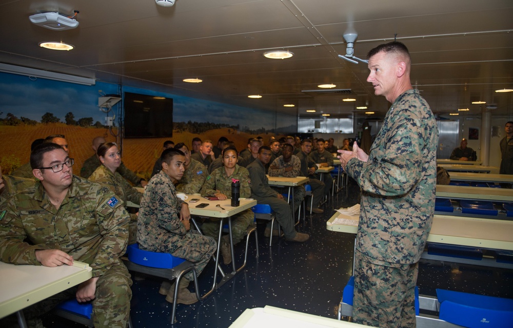 U.S. Marine Corps Colonel visits Royal Australian Navy HMAS Adelaide (L01) during RIMPAC