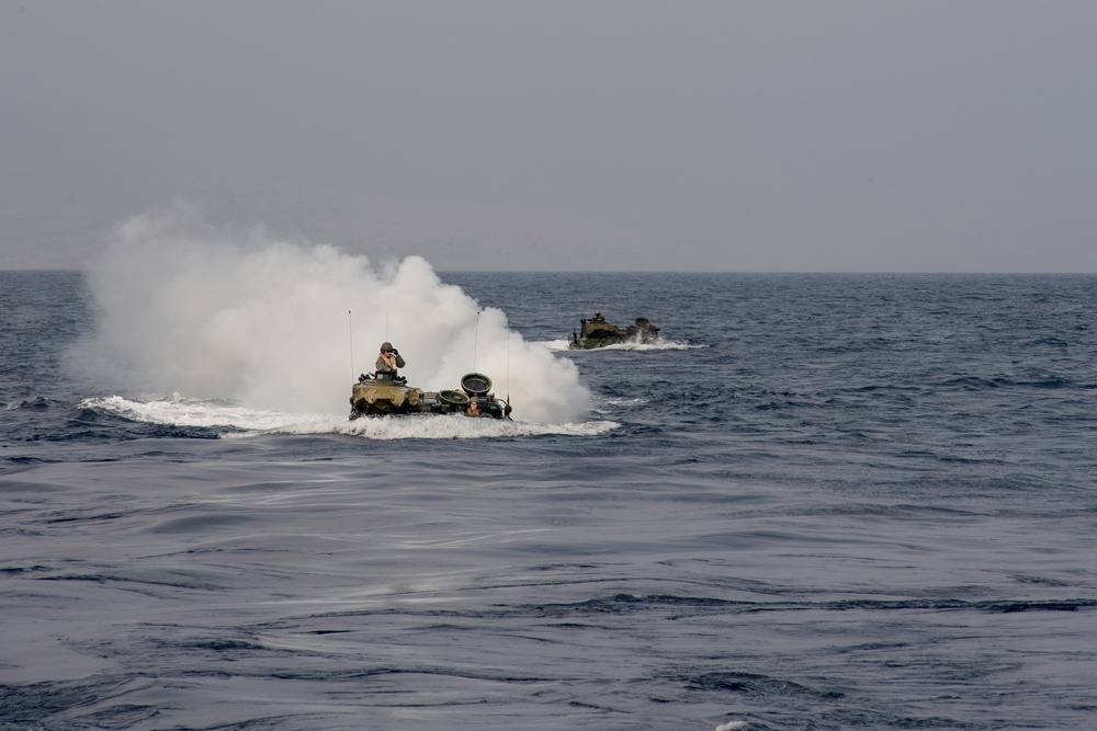 HMAS Adelaide (L01), U.S. Combat Assault Company Conduct Amphibious Training During RIMPAC