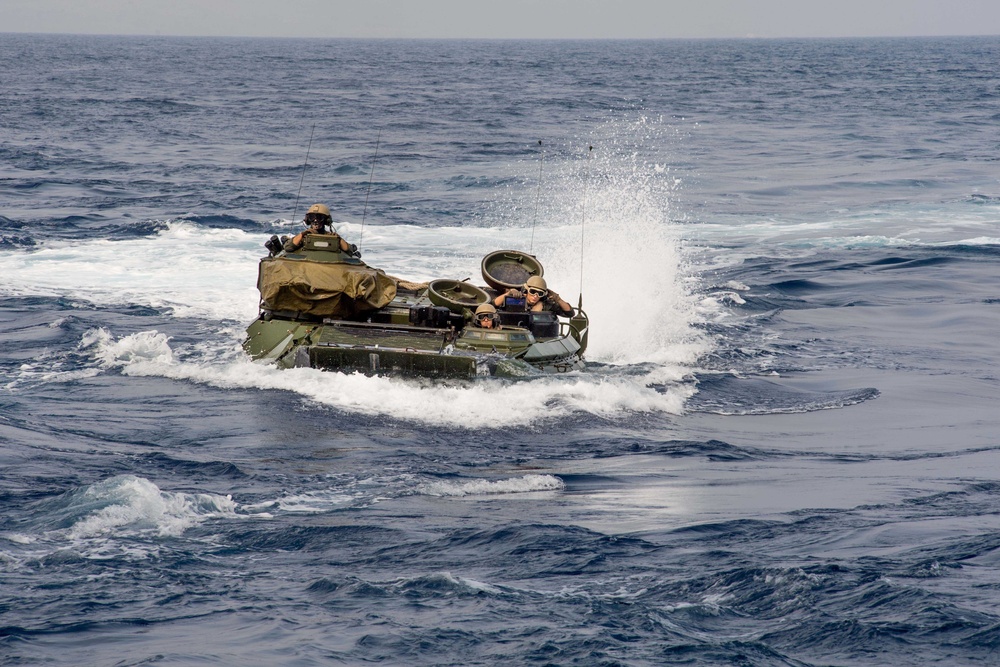 HMAS Adelaide (L01), U.S. Combat Assault Company Conduct Amphibious Training During RIMPAC