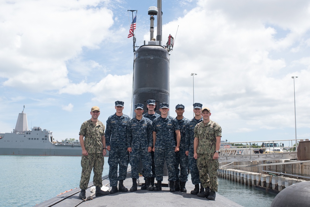 Midshipmen Tour a Submarine