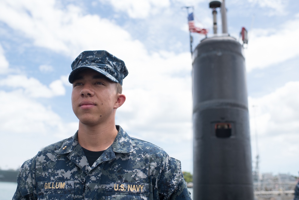 Midshipmen Tour a Submarine