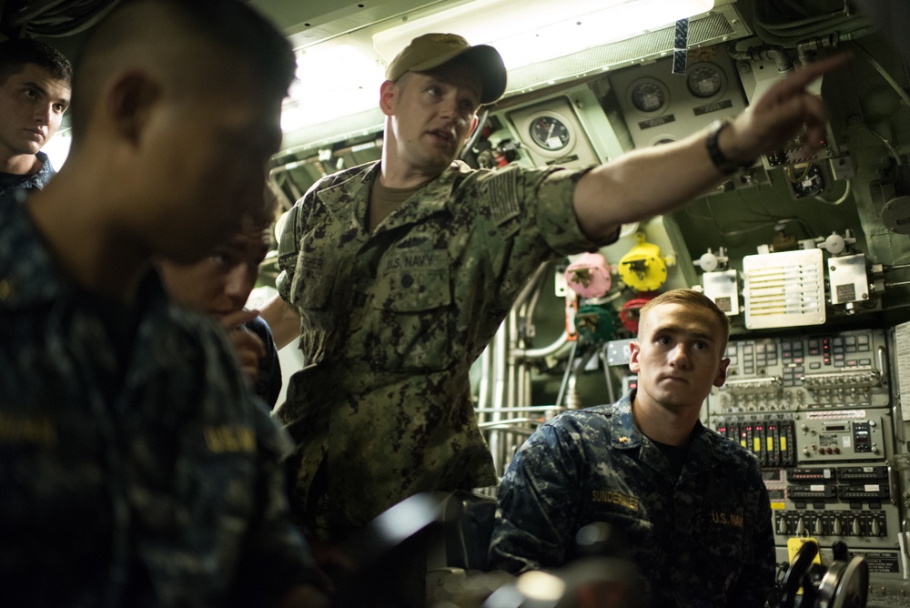 Midshipmen Tour a Submarine