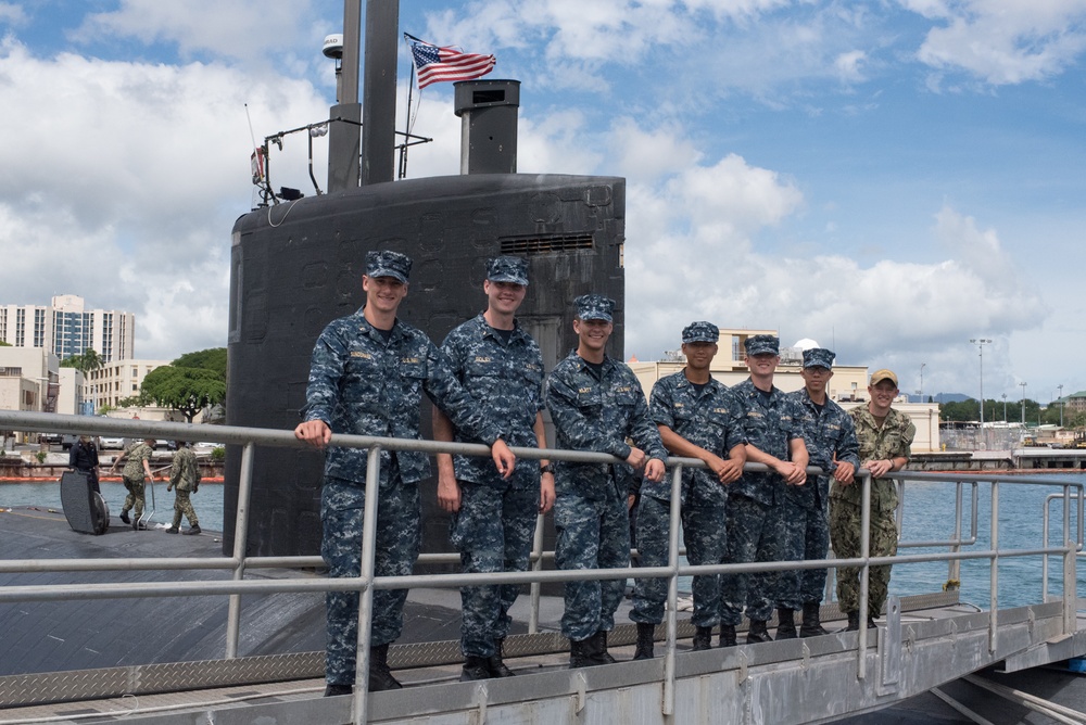 Midshipmen Tour a Submarine