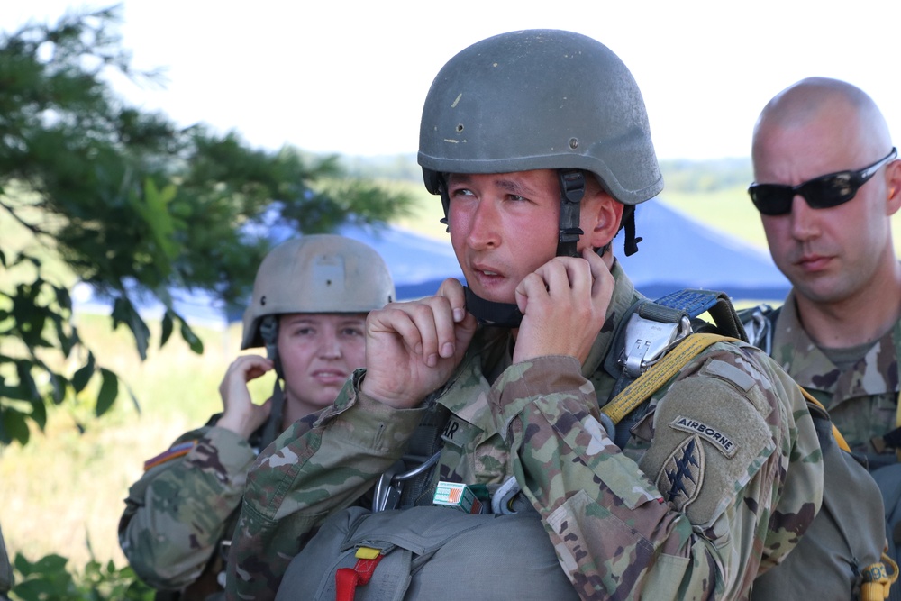 DVIDS - Images - 19th Special Forces Conducts Static Line Jumps at Camp ...