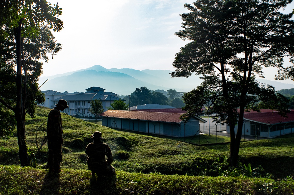 U.S. and Malaysian soldiers share jungle tactics