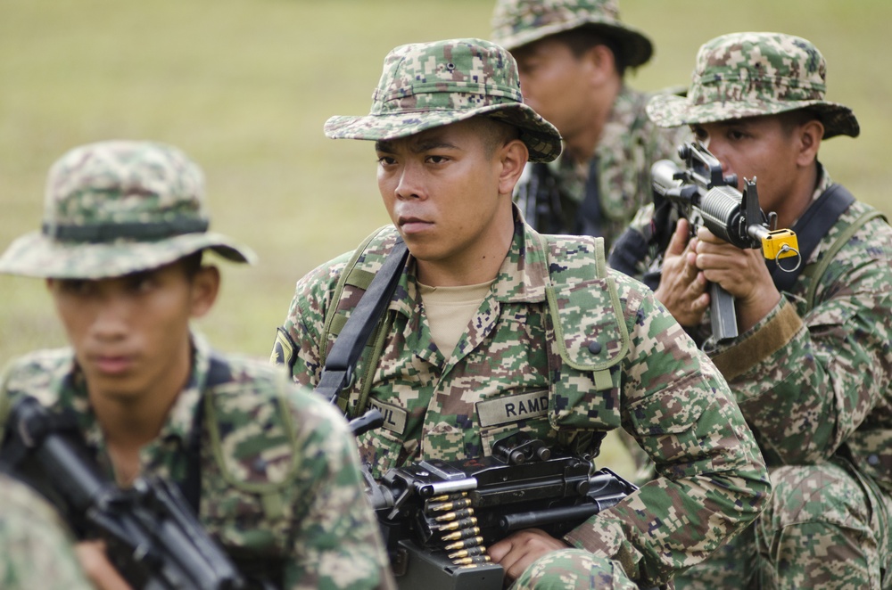 U.S. and Malaysian soldiers share jungle tactics