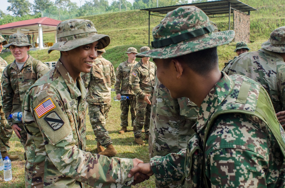 U.S. and Malaysian soldiers share jungle tactics