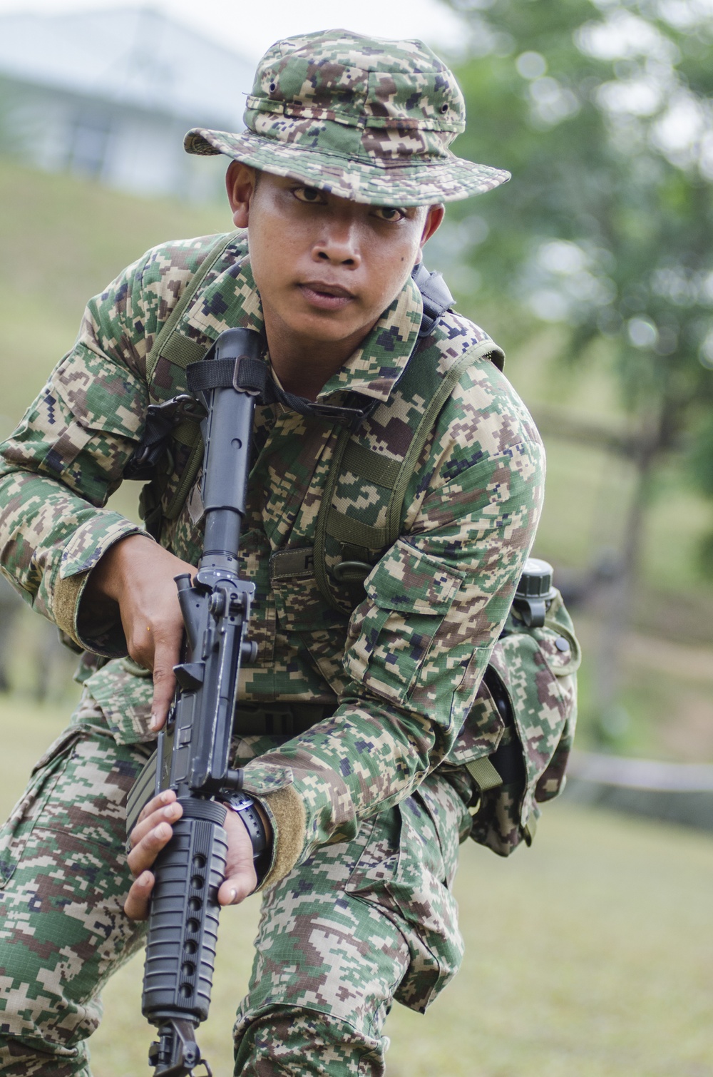 U.S. and Malaysian soldiers share jungle tactics