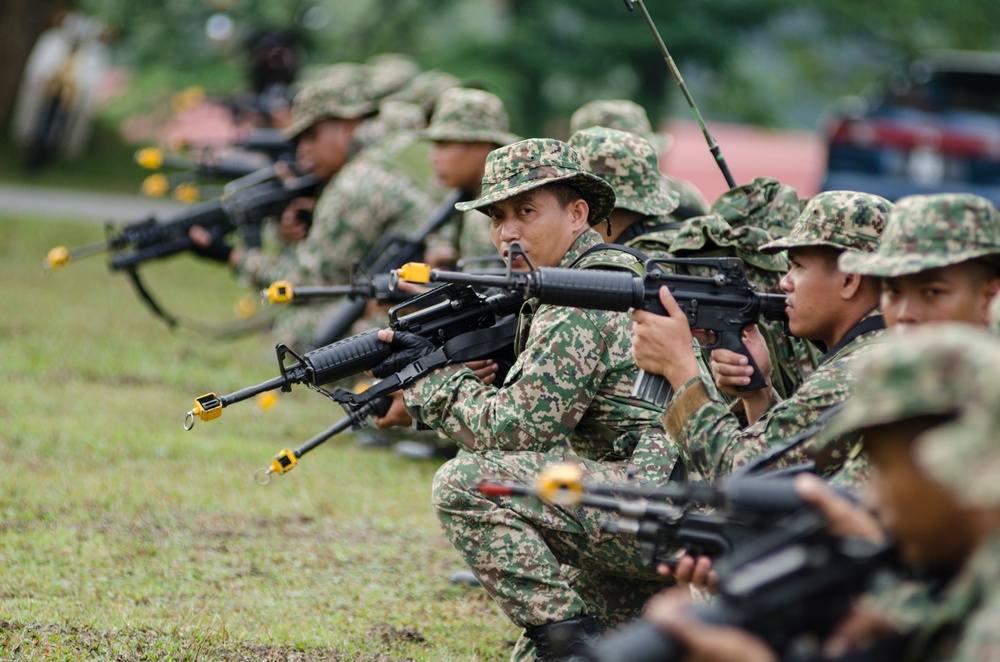 U.S. and Malaysian soldiers share jungle tactics