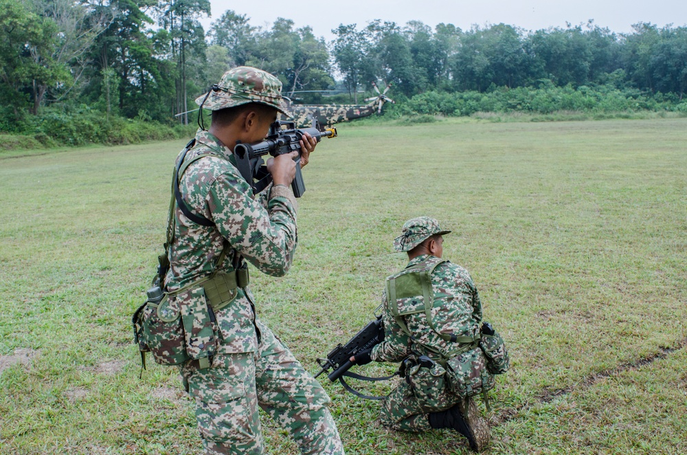 U.S. and Malaysian soldiers share jungle tactics