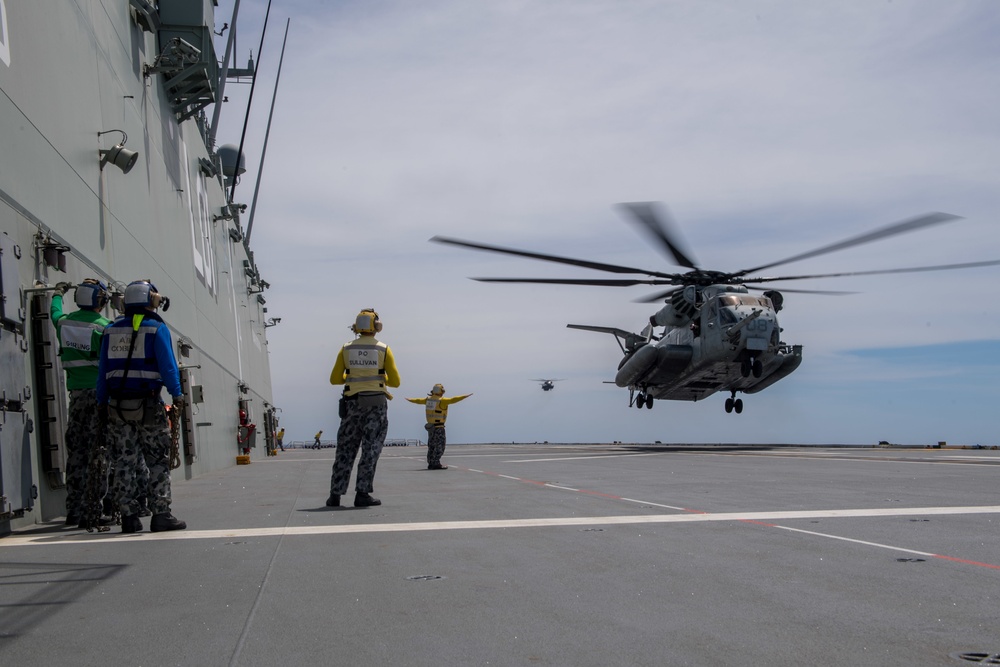 HMAS Adelaide (L01) hosts U.S. Representatives during RIMPAC