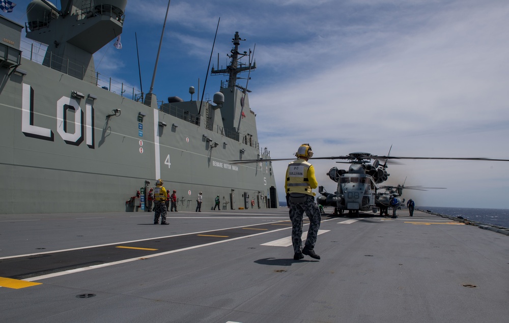 HMAS Adelaide (L01) hosts U.S. Representatives during RIMPAC