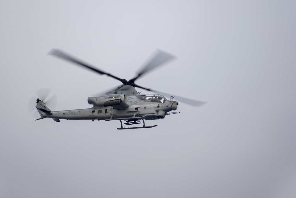 HMAS Adelaide Conducts DLQs With U.S. Marine AH-1Z Cobra During RIMPAC 2018