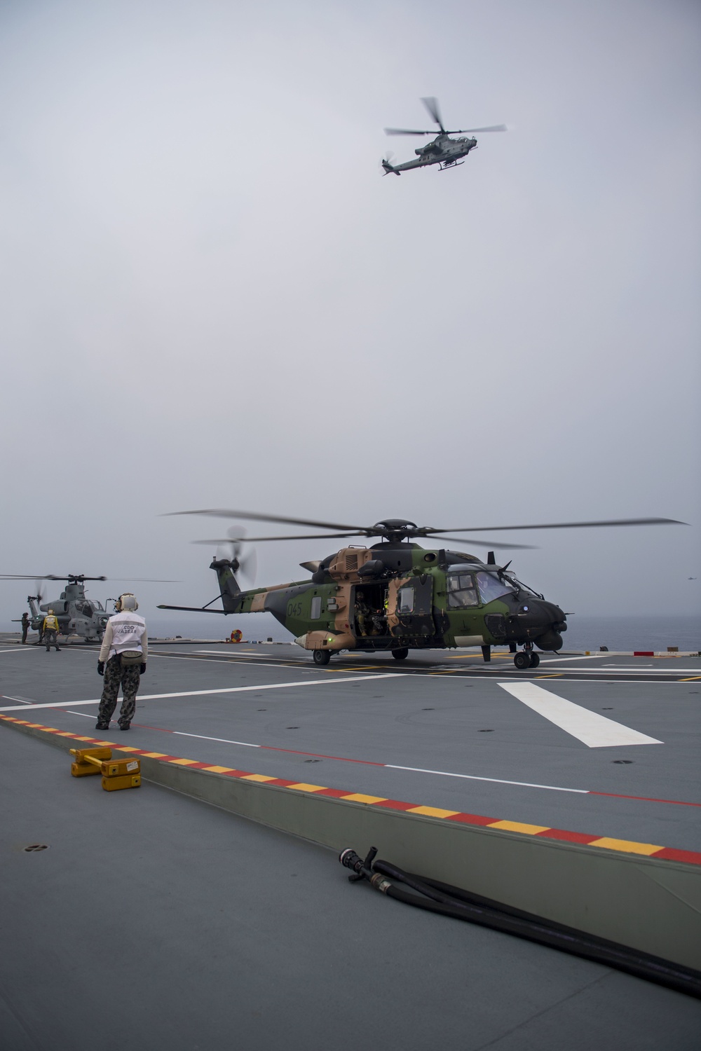 HMAS Adelaide Conducts DLQs With U.S. Marine AH-1Z Cobras and Royal Australian Navy MRH-90 During RIMPAC 2018