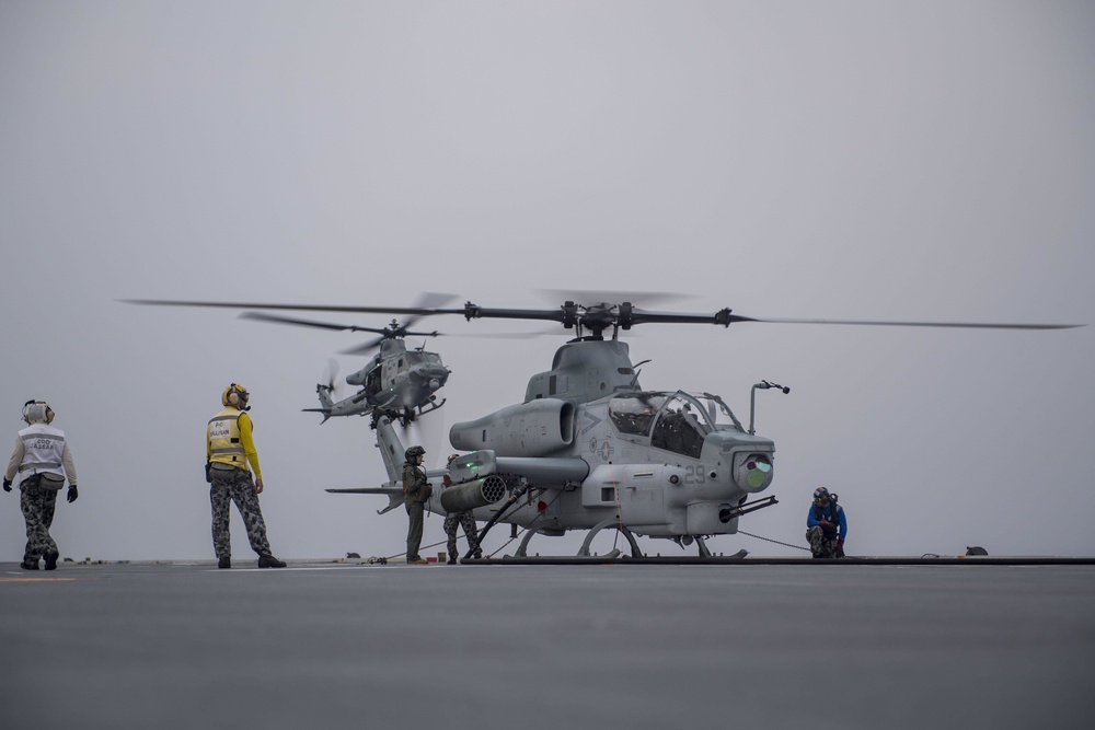 HMAS Adelaide conducts flight operations with U.S. Marine Corps AH-1Z Cobra during RIMPAC