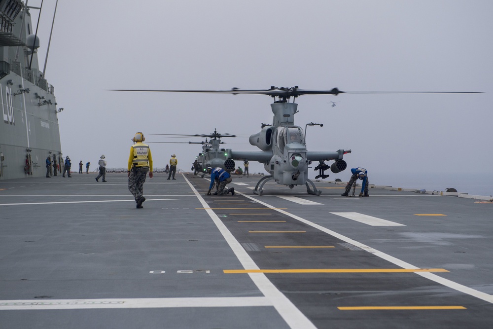 HMAS Adelaide conducts flight operations with U.S. Marine Corps AH-1Z Cobras, UH-1Y Hueys during RIMPAC