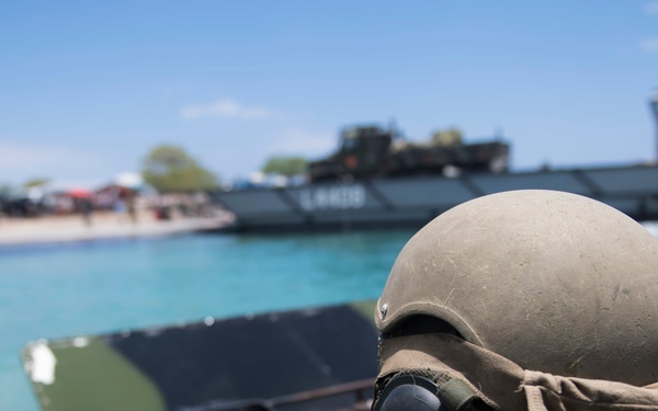 Marines pick up troops during RIMPAC