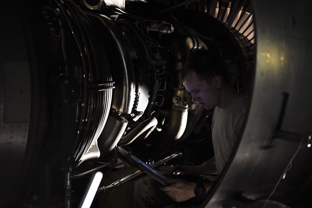 5th EAMS teams up with USAFE maintainers during C-17 engine swap