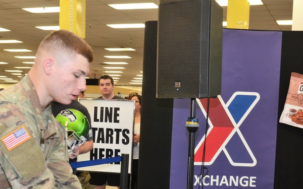 Seahawks LB Bobby Wagner Visits JBLM
