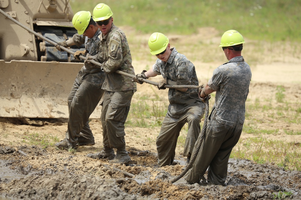 RTS-Maintenance students train in Tracked Vehicle Recovery Course at Fort McCoy