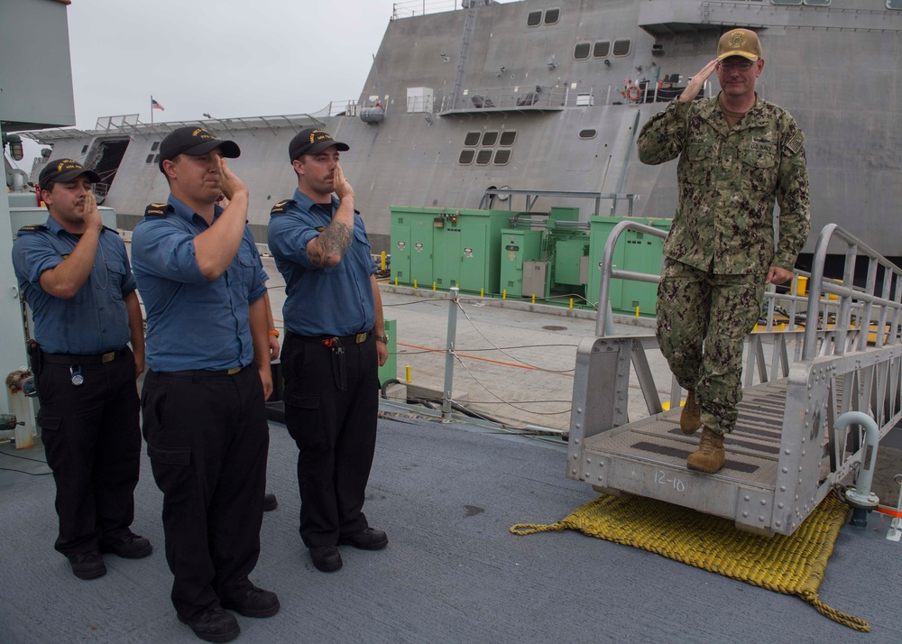 Rear Adm. Dave Welch visits HMCS Yellowknife during RIMPAC 2018