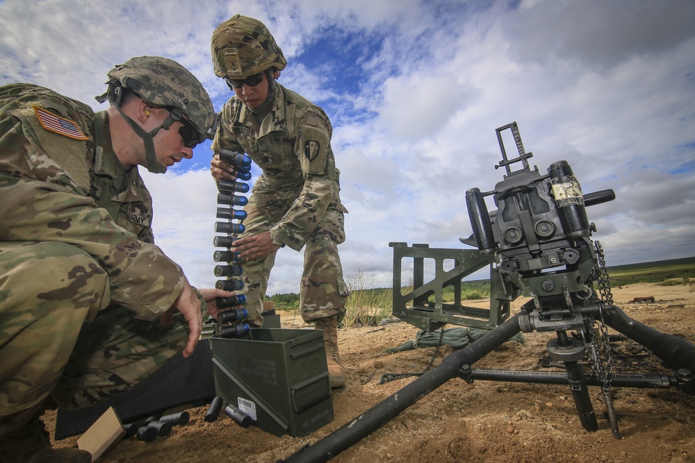 Infantry Soldiers train with Mk 19 grenade launcher