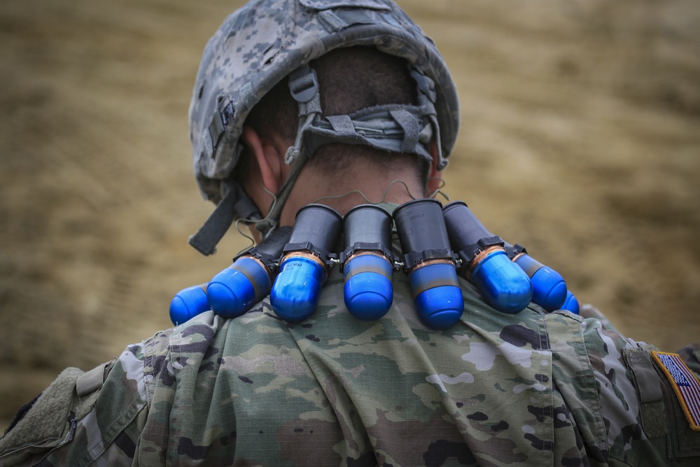 Infantry Soldiers train with Mk 19 grenade launcher